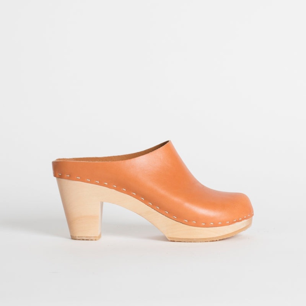 Bryr Chloe Closed Toe Clog